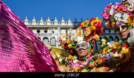 Beaux masques en couleurs mystérieux Masque de Venise. Photo de Mode. Fêtes et célébrations Banque D'Images