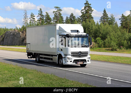 PAIMIO, FINLANDE - 1 juillet 2016 : Nouveau Mercedes-Benz blanche Antos chariot se déplace le long d'autoroute dans le sud de la Finlande, un jour ensoleillé de l'été. Banque D'Images