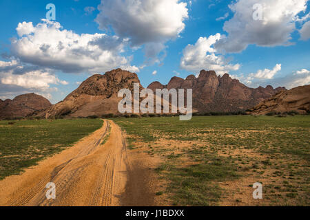 Spitzkoppe, formation rocheuse unique dans le Damaraland, Namibie Banque D'Images