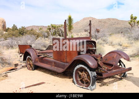 Old Rusty Chariot à Joshua Tree Banque D'Images