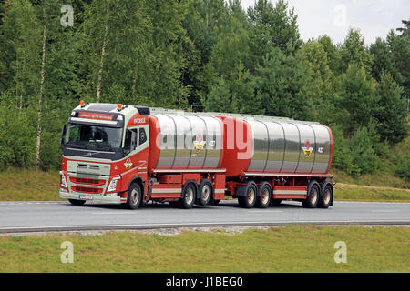 SALO, FINLANDE - 5 août 2016 : Volvo FH 500 tank truck de Johns Rasmussen se déplace le long de l'autoroute au sud de la Finlande. Banque D'Images