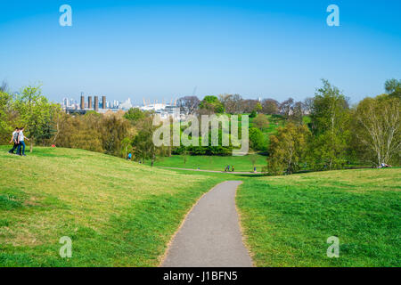 Londres, UK - avril 9th, 2017 : vue sur les gratte-ciel modernes de Canary Wharf, le quartier financier de Londres, vu de la colline de Greenwich. Banque D'Images