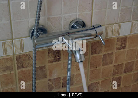 Salle de bains robinet. Le robinet de salle de bain. Banque D'Images