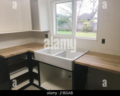 Grande ferme lavabo dans la cuisine d'une rénovation complète et chambre remodeler. Banque D'Images