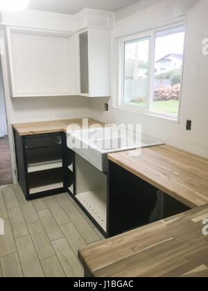 Grande ferme lavabo dans la cuisine d'une rénovation complète et chambre remodeler. Banque D'Images