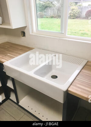 Grande ferme lavabo dans la cuisine d'une rénovation complète et chambre remodeler. Banque D'Images