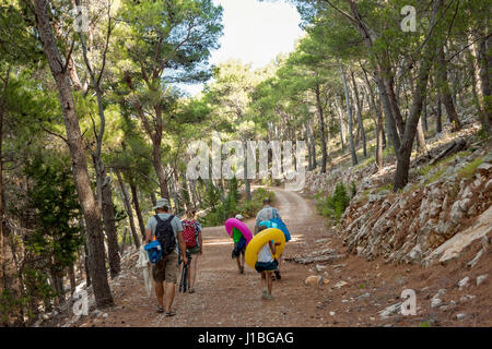 Les touristes à pied sur une route de gravier près de LUN, l''île de Pag, Croatie Banque D'Images