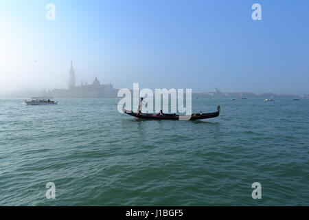 Venise, Italie, bord de mer à côté de la place Saint Marc. En gondole à Venise, célèbre attraction touristique. Banque D'Images