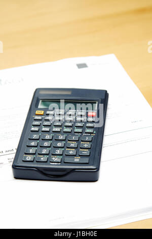 L'image d'une calculatrice et d'impôt, peut être utilisé pour la comptabilité/concept fiscal Banque D'Images