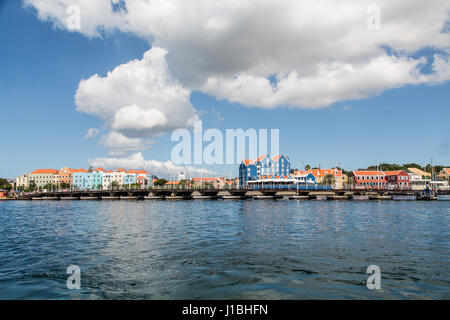 Déménagement pont de bateaux à l'embouchure du port de Willemstad, Curaçao Banque D'Images