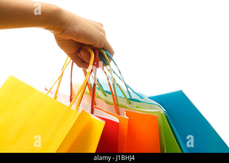 La main d'une femme portant un tas de colorful shopping bags Banque D'Images