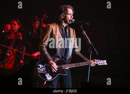 Essen, Allemagne, le 13 avril, 2017. Australian-American musicien/chanteur/guitariste/acteur Rick Springfield (NO1 succès 'Jessie's Girl') effectue à Rock rencontre le classique 2017, concert spectacle avec légendes du rock comme solistes, accompagnés par Mat Sinner et Bohemian Symphony Orchestra de Prague. Lieu : Rittal-Arena, Essen, Allemagne. Fotocredit : Christian Lademann Banque D'Images