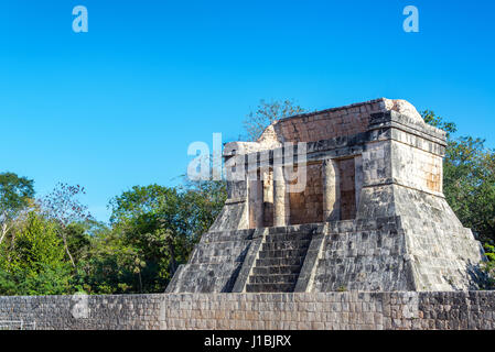 Vue sur le temple de l'homme barbu dans les ruines mayas de Chichen Itza au Mexique Banque D'Images