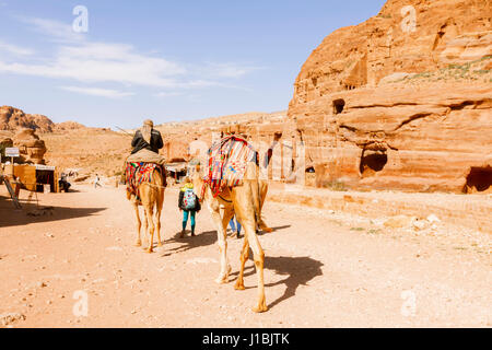 Petra, JORDANIE - Mars 16, 2017 : Vues de la cité perdue de Petra dans le désert jordanien, l'une des sept merveilles du monde. Banque D'Images