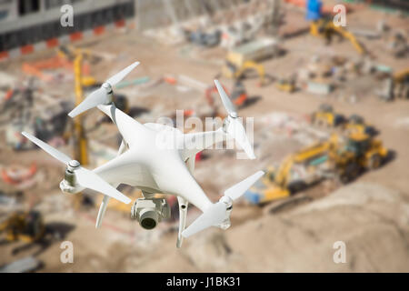 Système d'avions sans pilote (UAV) Drone Quadcopter dans l'air au-dessus du site de construction. Banque D'Images