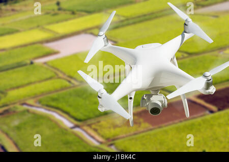 Système d'avions sans pilote (UAV) Drone Quadcopter dans l'air au-dessus de la vallée d'Hanalei Taro et champs de ferme sur Kauai, Hawaii. Banque D'Images