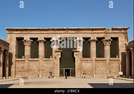 Cour intérieure et de colonnes de l'époque ptolémaïque Temple d'Horus à Edfou, Egypte, Afrique du Sud Banque D'Images