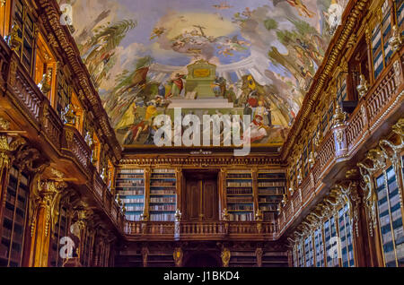 Le monastère de Strahov Il est un lieu de pèlerinage, un musée et une bibliothèque célèbre, tenant un nombre incroyable de volumes rares. Banque D'Images