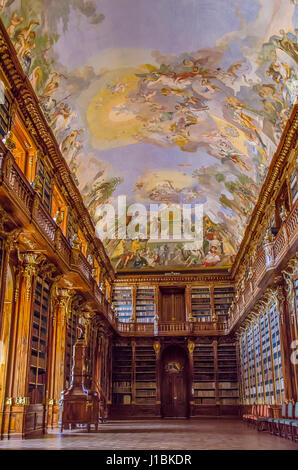 Le monastère de Strahov Il est un lieu de pèlerinage, un musée et une bibliothèque célèbre, tenant un nombre incroyable de volumes rares. Banque D'Images