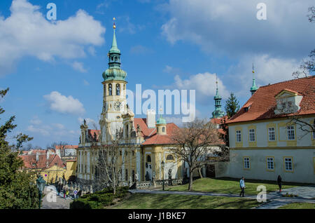 Sanctuaire de Notre-Dame-Lorette a très belle collection d'attractions à proximité du Château de Prague. Le palais de style baroque a été commandé par la famille Lobkowicz. Banque D'Images