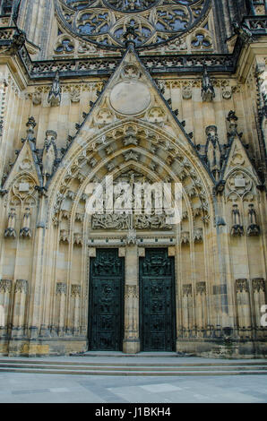 La conception de la cathédrale gothique a été confiée à l'architecte français Matthias d'Arras qui a trouvé l'inspiration dans les cathédrales françaises classiques. Banque D'Images