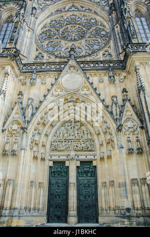 La conception de la cathédrale gothique a été confiée à l'architecte français Matthias d'Arras qui a trouvé l'inspiration dans les cathédrales françaises classiques. Banque D'Images