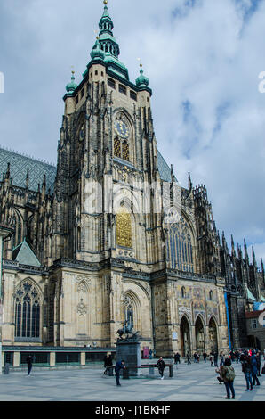 La conception de la cathédrale gothique a été confiée à l'architecte français Matthias d'Arras qui a trouvé l'inspiration dans les cathédrales françaises classiques. Banque D'Images