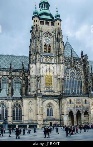 La conception de la cathédrale gothique a été confiée à l'architecte français Matthias d'Arras qui a trouvé l'inspiration dans les cathédrales françaises classiques. Banque D'Images