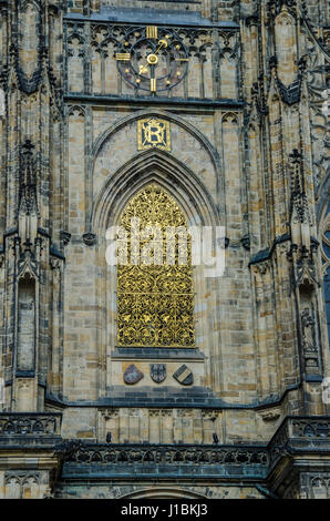 La conception de la cathédrale gothique a été confiée à l'architecte français Matthias d'Arras qui a trouvé l'inspiration dans les cathédrales françaises classiques. Banque D'Images