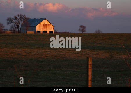 Grange en Field at Sunset Banque D'Images