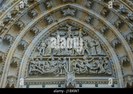 La conception de la cathédrale gothique a été confiée à l'architecte français Matthias d'Arras qui a trouvé l'inspiration dans les cathédrales françaises classiques. Banque D'Images