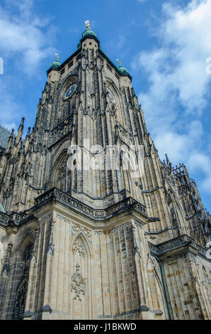 La conception de la cathédrale gothique a été confiée à l'architecte français Matthias d'Arras qui a trouvé l'inspiration dans les cathédrales françaises classiques. Banque D'Images