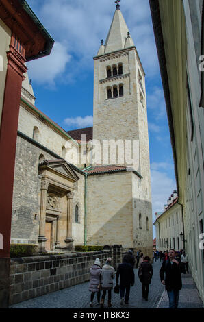 Basilique Saint-georges est le plus ancien bâtiment de l'église à l'intérieur du château de Prague. La basilique a été fondée par Vratislaus I de Bohême en 920. Banque D'Images