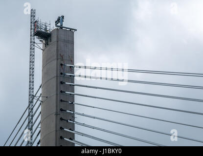 Vue rapprochée du sommet de la tour de pont du nouveau Queensferry Crossing, qui se termine en 2017, Firth of Forth, Écosse, Royaume-Uni Banque D'Images