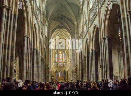 La conception de la cathédrale gothique a été confiée à l'architecte français Matthias d'Arras qui a trouvé l'inspiration dans les cathédrales françaises classiques. Banque D'Images