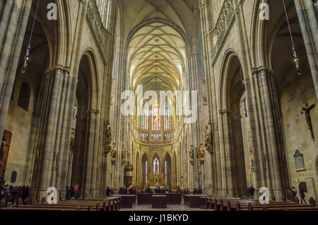 La conception de la cathédrale gothique a été confiée à l'architecte français Matthias d'Arras qui a trouvé l'inspiration dans les cathédrales françaises classiques. Banque D'Images