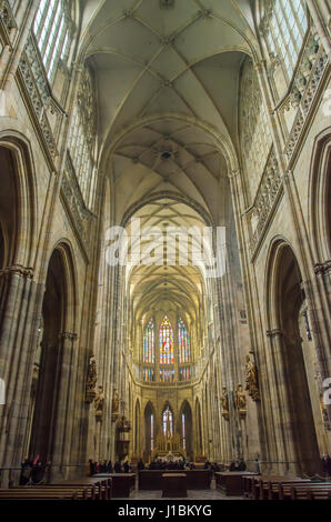 La conception de la cathédrale gothique a été confiée à l'architecte français Matthias d'Arras qui a trouvé l'inspiration dans les cathédrales françaises classiques. Banque D'Images