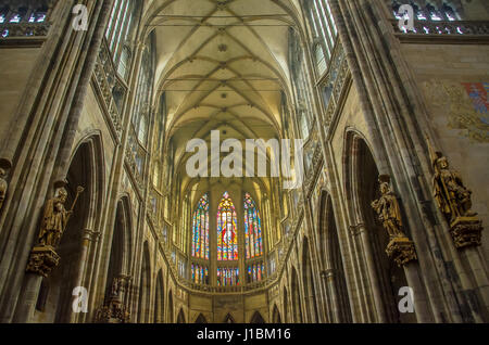 La conception de la cathédrale gothique a été confiée à l'architecte français Matthias d'Arras qui a trouvé l'inspiration dans les cathédrales françaises classiques. Banque D'Images