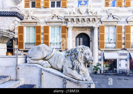 Statue de Lion à l'entrée de la cathédrale de San Lorenzo (la cathédrale), à Gênes, ligurie, italie Banque D'Images