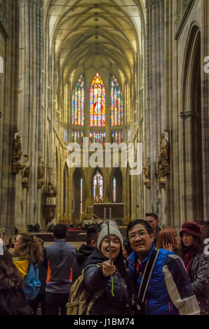 La conception de la cathédrale gothique a été confiée à l'architecte français Matthias d'Arras qui a trouvé l'inspiration dans les cathédrales françaises classiques. Banque D'Images