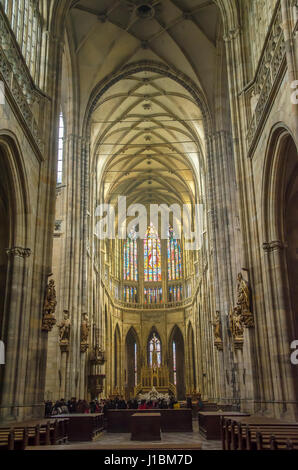 La conception de la cathédrale gothique a été confiée à l'architecte français Matthias d'Arras qui a trouvé l'inspiration dans les cathédrales françaises classiques. Banque D'Images