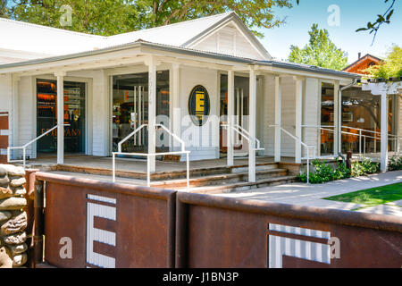 Il Epiphany Cellars, une division de Fess Parker des vins, a de belles dégustations et ventes de vin complexe avec l'extérieur de jardins à Los Olivos, CA, Banque D'Images