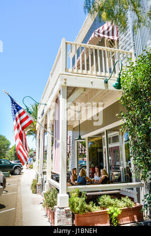 Un bâtiment en métal vintage avec les cactus landscaping charmes protecteurs sur le patio de côtés & Chaussures Matériel restaurant à CA Wine Country, à Los Olivos, CA Banque D'Images