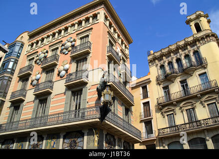 Vue de la façade de la chambre de parapluies et le dragon chinois détail dans les Ramblas de Barcelone, Espagne Banque D'Images