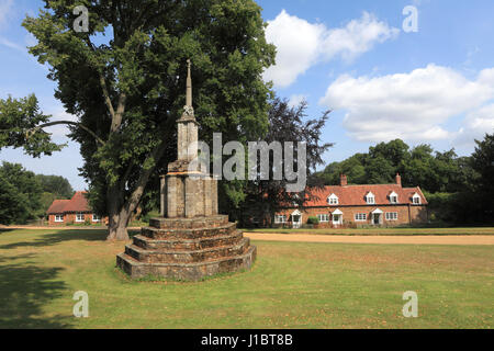 Village Green et Croix du souvenir, le château de Castle Rising, North Norfolk ; Angleterre ; UK Banque D'Images