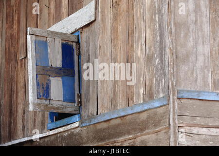 Winow sur mur bois-Sop Chem village de la tribu de colline de Lu-renommée pour son artisanat de production de tissus de coton de haute qualité, pour l'essentiel des châles et écharpes pour Banque D'Images