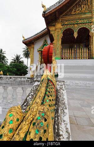 Corps balustrade Naga-vert et doré vitrée SW.façade de Haw Pha Pha Bang-Royal Bang-Wat Ho Temple construit de 1963 à 2006 AD.pour abriter le Phra Bang Buddh Banque D'Images