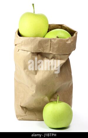 Les pommes (variété Delcorf) dans un sac en papier isolé sur fond blanc Banque D'Images