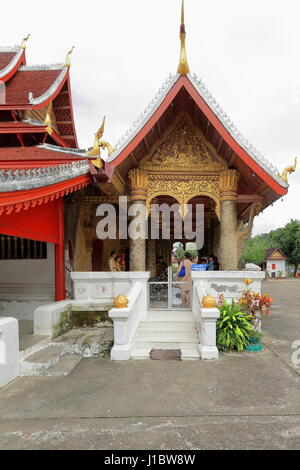 Luang Prabang, Laos-October 10, 2015 : Modèles vêtus de mariage traditionnel de style Lao, posent en WatMaiSuwannaphumaham-New dans photoshoot monastère trouvés Banque D'Images