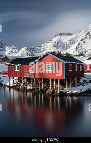 Lond exposition de bâtiments en bois rouge dans le village de Å à l'extrémité sud de l'île de Moskenesøya dans la chaîne des îles Lofoten, Norvège. Banque D'Images